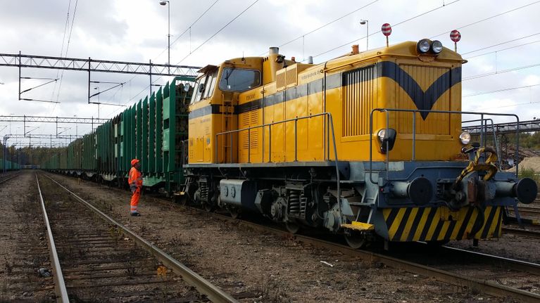 Veturi valmiina vetämään puutavaravaunuja.