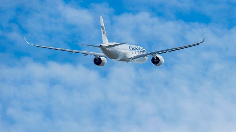 Finnair lentokone nousemassa ilmaan.