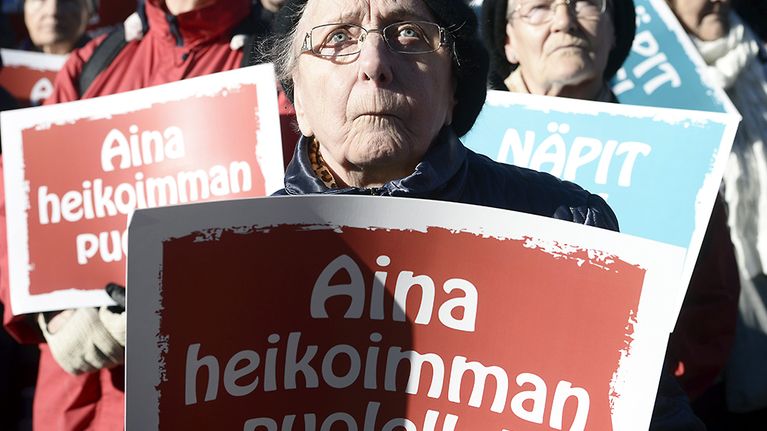 EKL ja Eläkeläiset ry järjestivät hallituksen leikkauksia vastaan mielenosoituksen Helsingin Kansalaistorilla torstaina 8. lokakuuta.