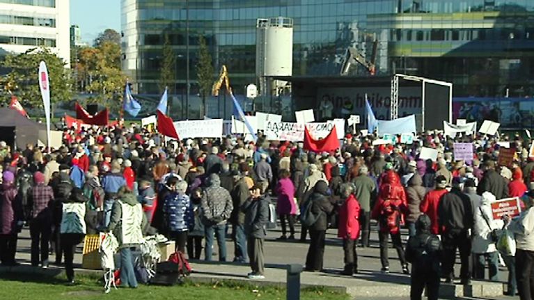 Ihmisiä mielenosoituksessa Kansalaistorilla 8. lokakuuta.