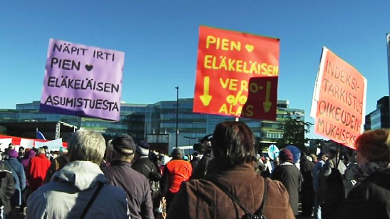 Mielenosoituskylttejä eläkeläisten puolesta Kansalaistorin mielenosoituksessa 8. lokakuuta.