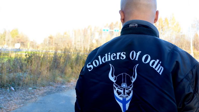 Marko Mäki Odinin sotureiden katupartiosta. 