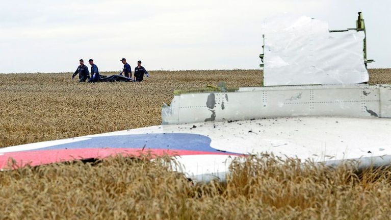 Malaysia Airlines Boeing 777-koneen hylky itäukrainalaisella pellolla heinäkuussa 2014.