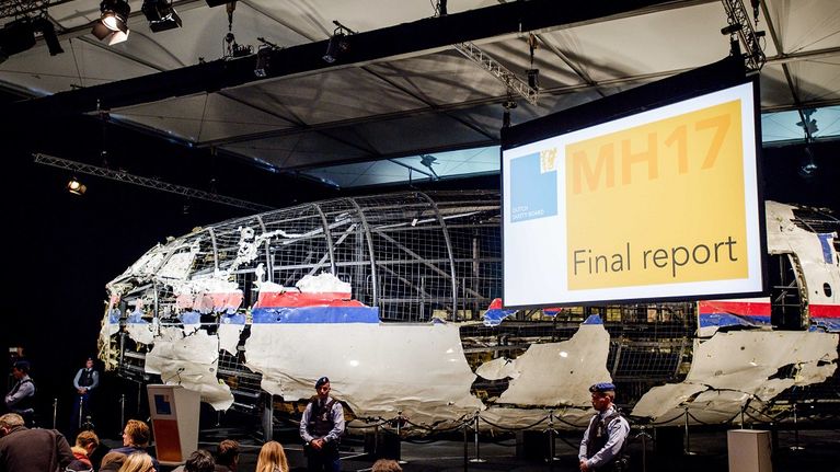 Malaysia Airlinesin koneen uudelleen rakennettu hylky oli esillä, kun hollantilainen tutkijaryhmä julkaisi onnettomuusraporttinsa 13. lokakuuta 2015.