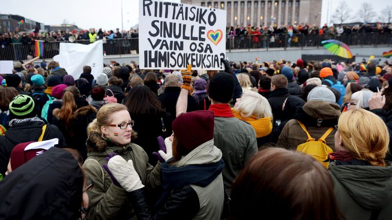 Tasa-arvoisen avioliittolain kannattajia mielenosoituksessa Kansalaistorilla Helsingissä marraskuussa 2014.