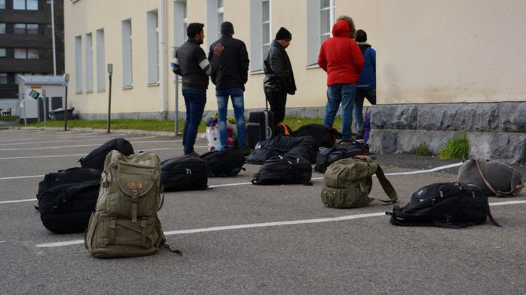 Turvapaikanhakijoita Tornion järjestelykeskuksen edessä.