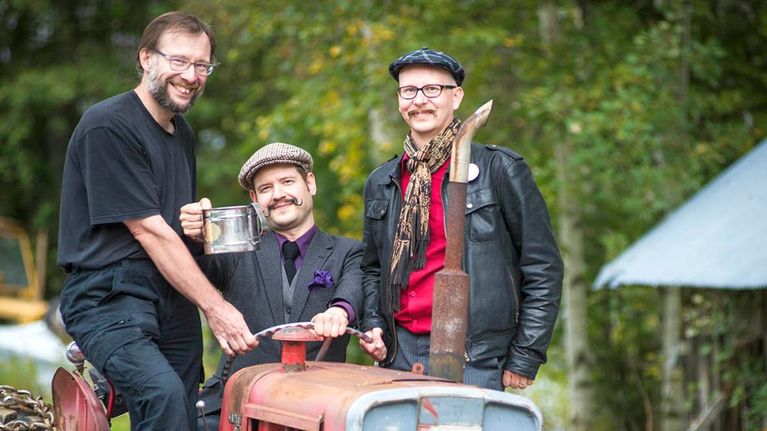 Hannu Nikulainen, Johannes Silvennoinen ja Mika Laitinen tekivät kattavan kirjan sahdista.