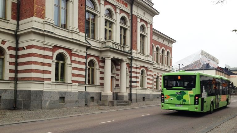 Bussi ajaa Jyväskylän kaupungintalon editse.