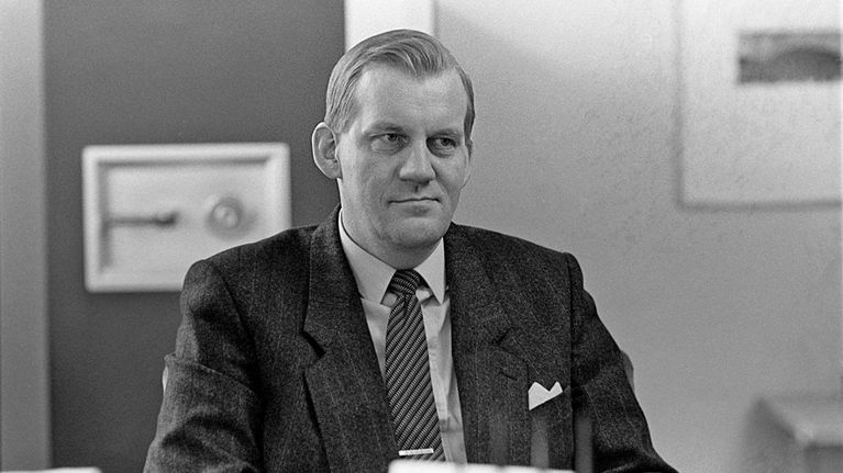 Suojelupoliisin päällikkö Seppo Tiitinen työhuoneessaan.