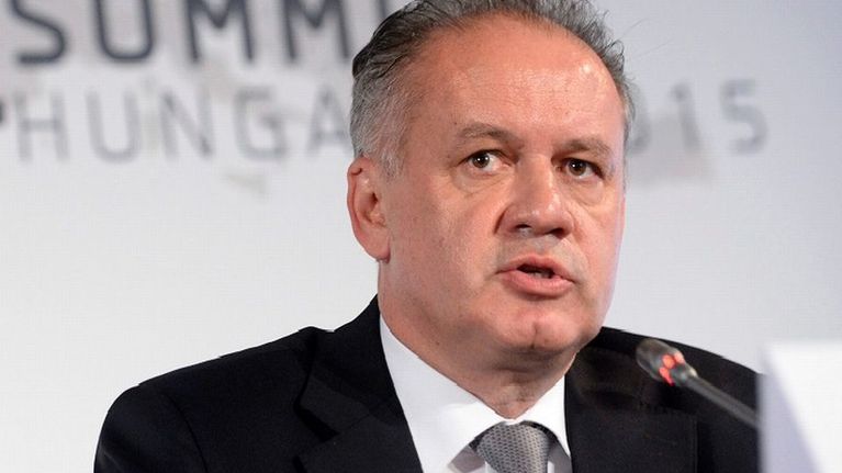 Andrej Kiska mikrofonin ääressä lehdistötilaisuudessa