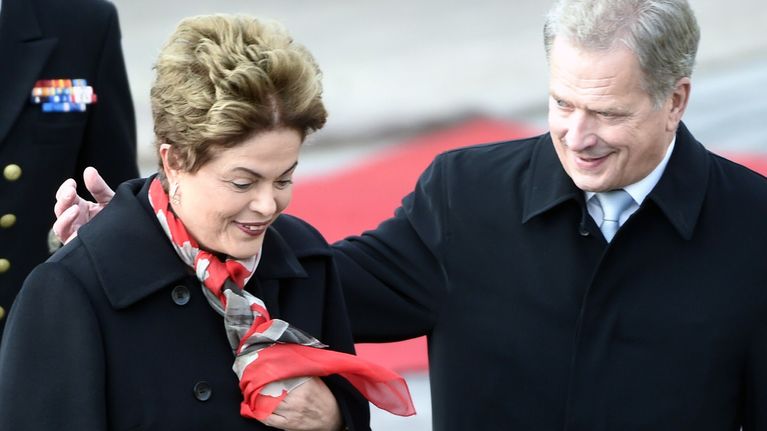  Sauli Niinistö vastaanottaa Dilma Rousseffin Presidentinlinnassa Helsingissä.