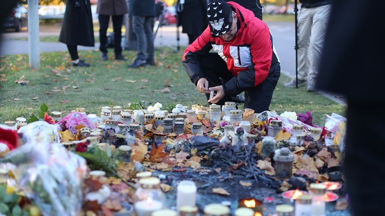 Kronan-koulun pihalle on sytytetty kynttilöitä torstain kouluhyökkäyksen uhrien muistoksi.