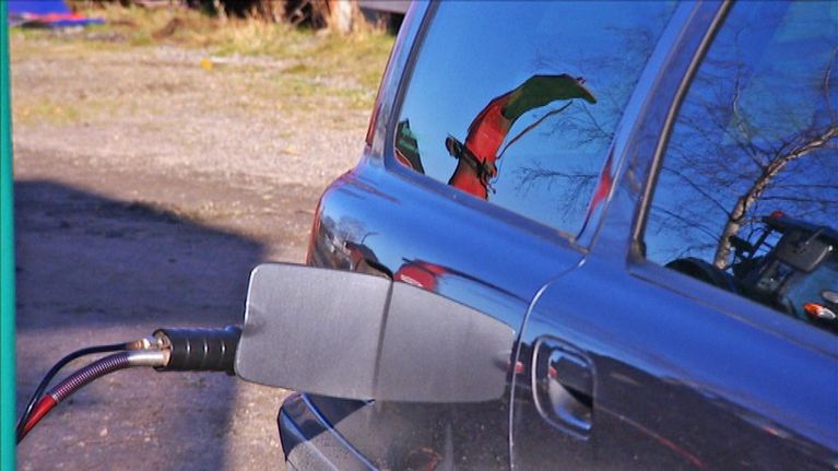 Biokaasuauto tankkauksessa.