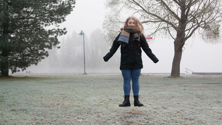 Hyppäävä nainen