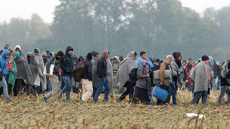 Pakolaisia kävelemässä Kroatiasta Sloveniaan lokakuussa.