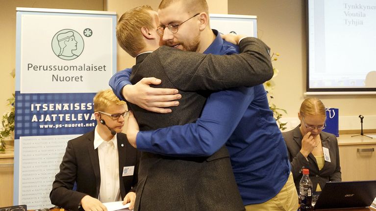 Samuli Voutilainen ja Sebastian Tynkkynen halaavat Seinäjoella.