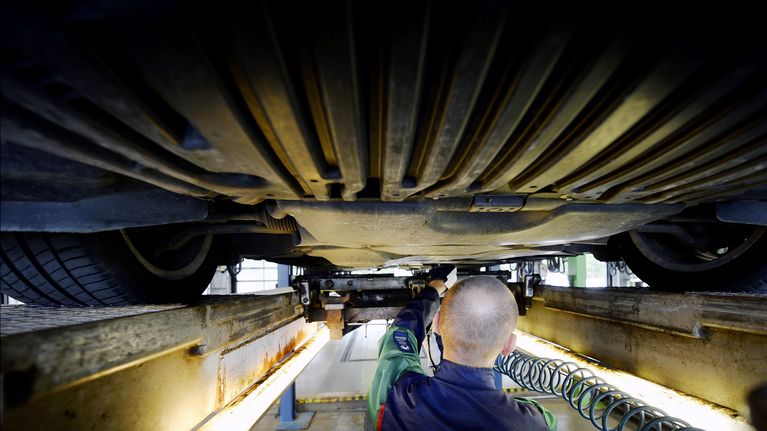 Autoa katsastetaan katsastusasemalla Espoossa.
