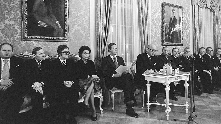 Martti Miettusen hallitus esittäytyy tiedotustilaisuudessa Smolnassa 1975.