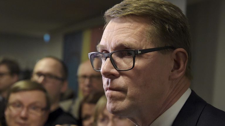 Keskustan eduskuntaryhmän puheenjohtaja Matti Vanhanen kommentoi sote-neuvotteluita eduskunnassa Helsingissä perjantaina 6. marraskuuta 2015.