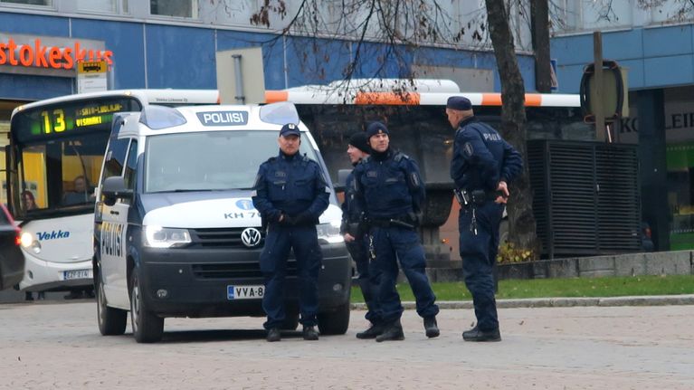 Poliiseja ja poliisiauto torilla