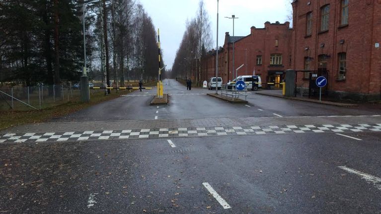 Poliiseja Hennalan hätämajoitusyksikössä.
