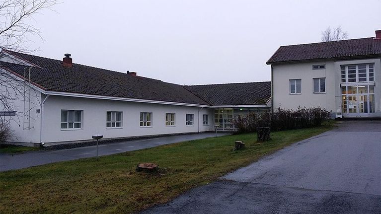 Ykstyiskohta Markkulan rakennuskompelksista, vasemmalla yksikerroksinen siipirakennus, oikea kaksi kerroksinen osa, jossa  sisäänkäynti. 