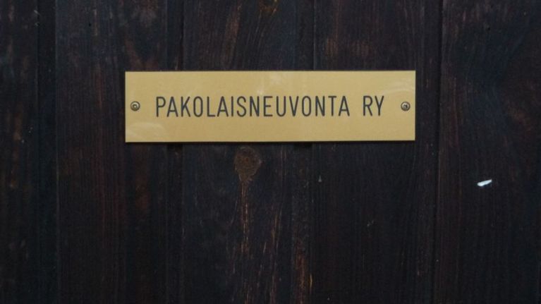 Pakolaisneuvonta-kyltti.