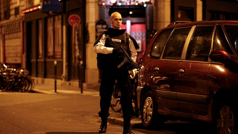 Poliisi vartiossa lähellä ampumavälikohtauksen tapahtumapaikkaa Pariisin keskustassa.