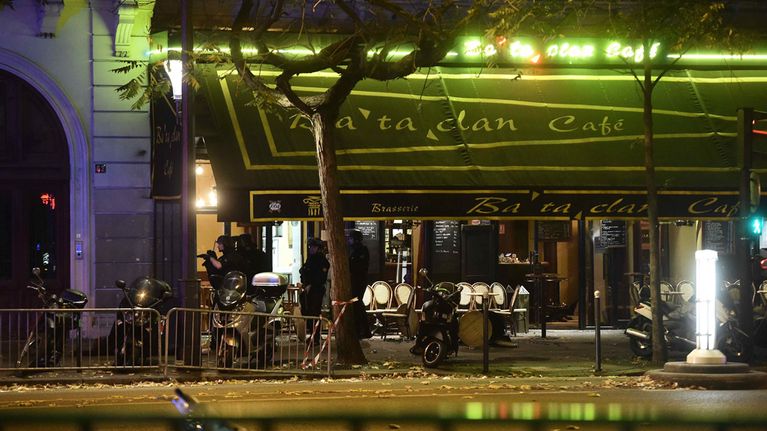 Poliiseja Bataclan-konserttisalin ulkopuolella.