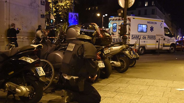 Poliisi ja ambulanssi pariisilaisen Bataclan-konserttisalin ulkopuolella ennen poliisin sinne tekemää rynnäkköä.