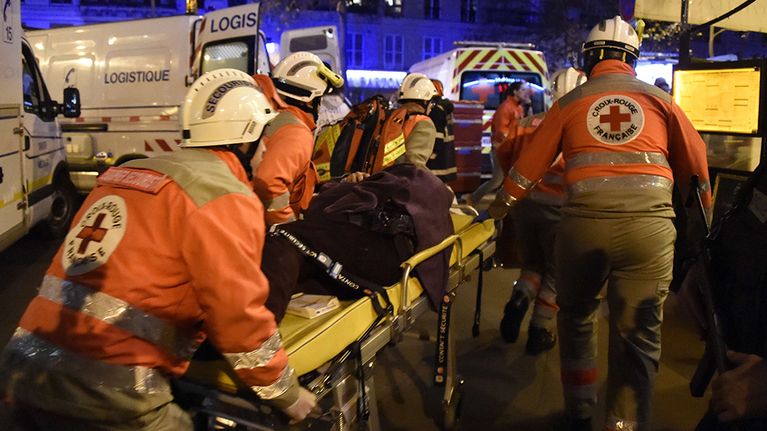 Ranskan Punainen Risti evakuoi haavoittuneita  Bataclan-konserttitalosta Pariisissa.