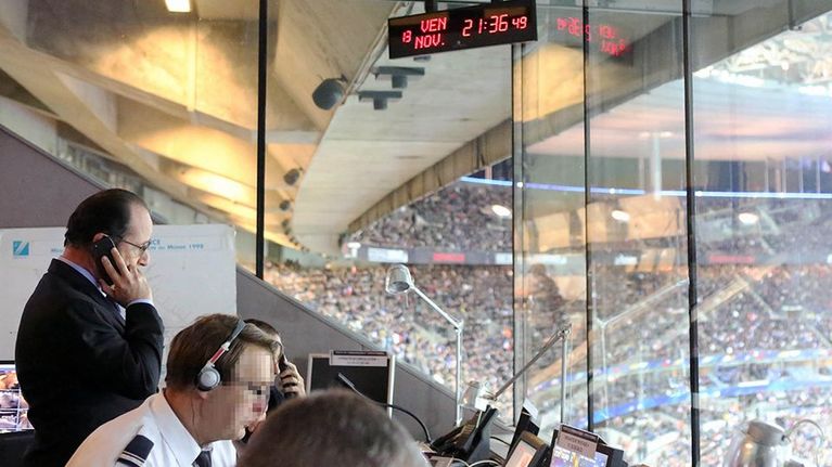 Ranskan presidentti Francois Hollande jalkapallostadionilla.