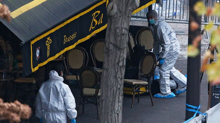 Rikospaikkatutkijoita Bataclan-konserttipaikan edessä Pariisissa 14. marraskuuta.