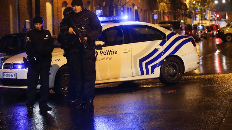 Poliisit partioivat kadulla Molenbeekin kaupunginosassa Brysselissä. 