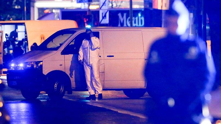 Poliisin tutkijat Molenbeekin kaupunginosassa Brysselissä.