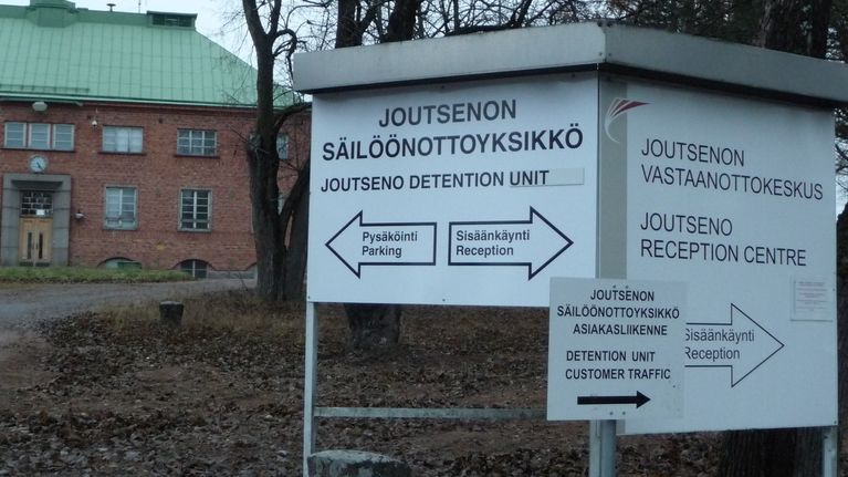 Joutsenon säilöönottoyksikön ja vastaanottokeskuksen opaskyltit.