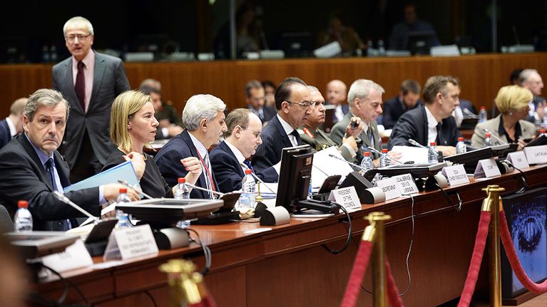  EU:n puolustusministerit päättivät turvatakuulauseen käyttöönotosta kokouksessaan Brysselissä 17. marraskuuta.