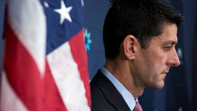 Paul Ryan ja Yhdysvaltain lippu.