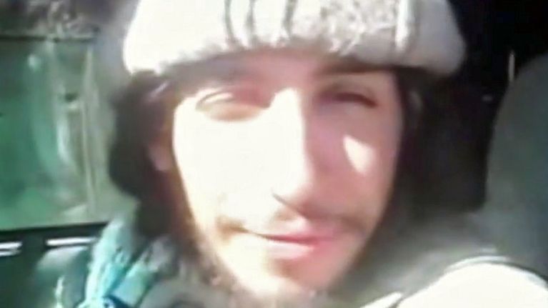 Kuva Isisin päiväämättömästä propagandavideosta, jossa sanotaan esiintyvän Abdelhamid Abaaoud.