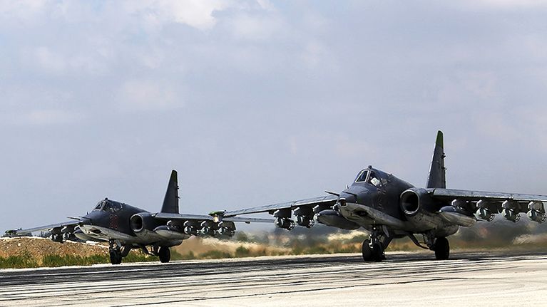 Kaksi venäläistä SU-25-rynnäkkökonetta lähdössä pommituslennolle Latakian lentotukikohdasta Syyriasta.