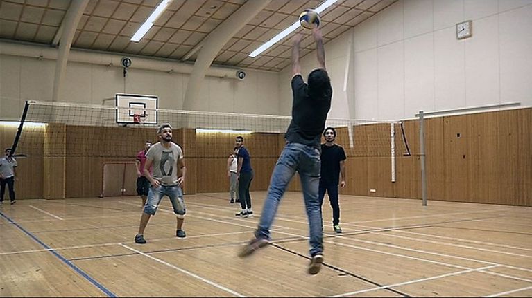 Turvapaikanhakijat pelaavat lentopalloa