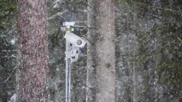 Kamera itärajalla.