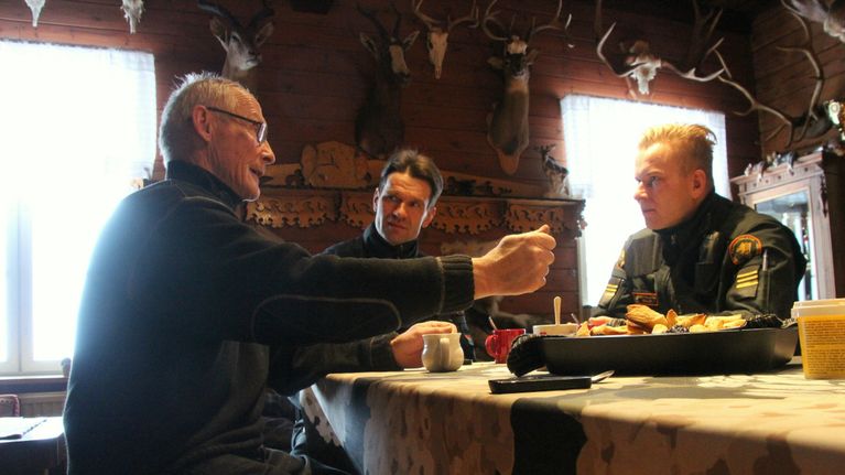 Rajamiehet kahvilla Pekka Kunnaksen luona.