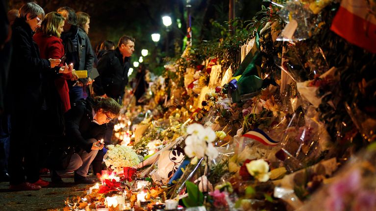 Ihmiset toivat kukkia ja kynttilöitä muistopaikalle lähelle Bataclan -konserttisalia, Pariisissa 20. marraskuuta.