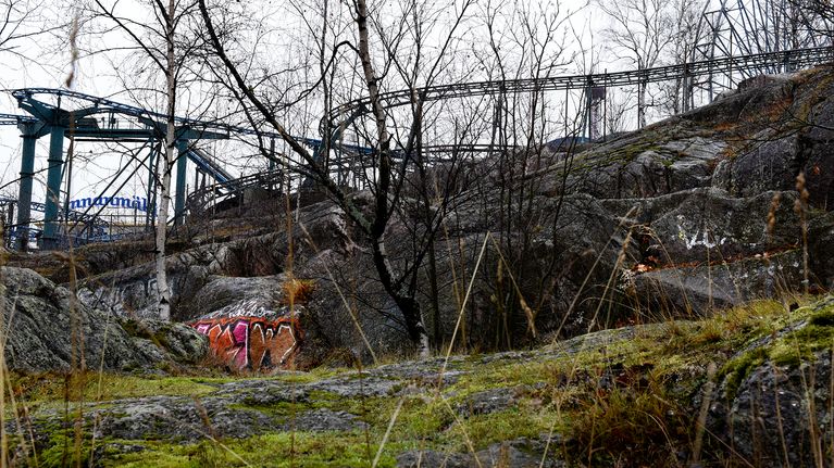 Syksyinen maisema Helsingin Alppilassa.