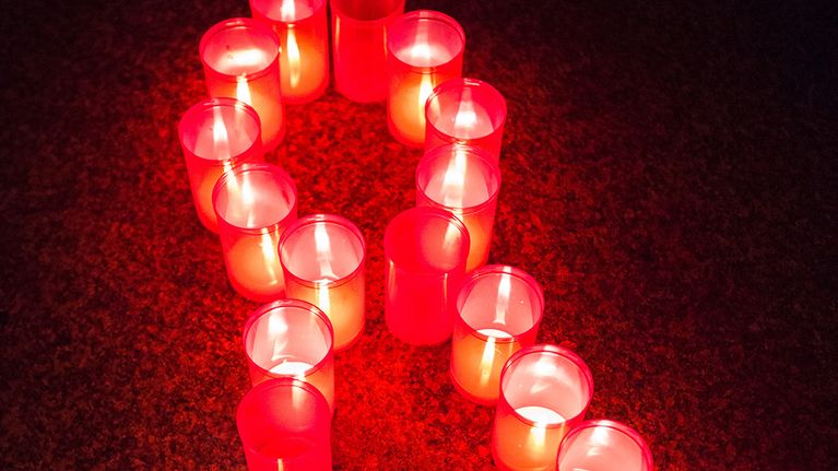 Kynttilät palavat aidsin uhrien muistoksi.