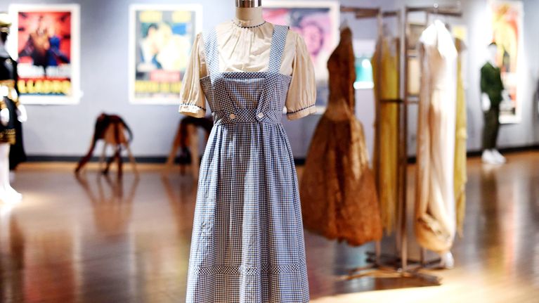 Dorothyn mekko näytillä  Bonhams-huutokauppakamarin galleriassa.