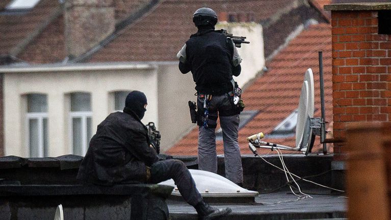 Belgian poliisin erikoisjoukot piirittävät taloa Molenbeekissä