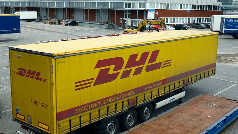 DHL:n perävunu Helsingin satamassa.