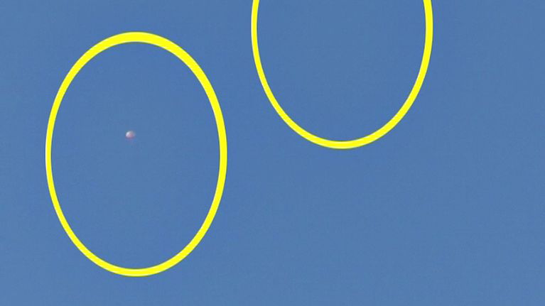 kuvassa sanotaan näkyvän heittoistuimilla pelastautuneiden lentäjien laskuvarjot.